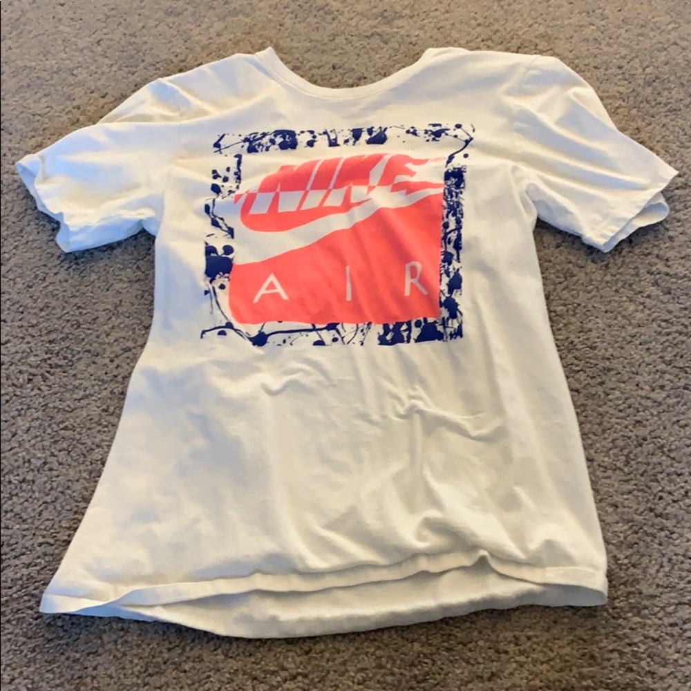 white nike tee